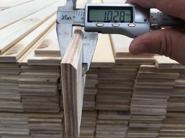 materiał nowoczesnych listew przypodłogowych LVL