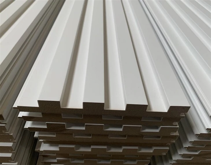 Dobrej jakości biały, gruntowany panel ścienny MDF
